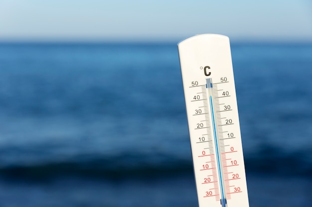 Schließen Sie oben auf dem Thermometer, das hohe Temperatur anzeigt