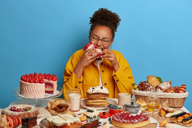 Kostenloses Foto schließen sie oben auf frau, die eine gesunde süße mahlzeit hat