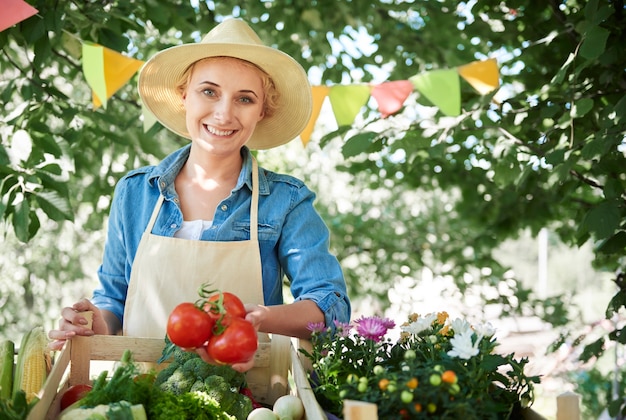 Schließen Sie oben auf Frau, die Ernten von ihrem Garten seelt