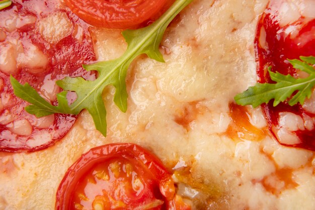 Schließen Sie oben auf geschmolzenem Käse auf Pizza