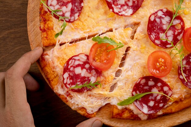 Schließen Sie oben auf geschmolzenem Käse auf Pizza