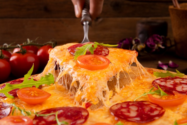 Schließen Sie oben auf geschmolzenem Käse auf Pizza