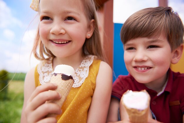 Schließen Sie oben auf glücklichen Kindern, die Eis essen