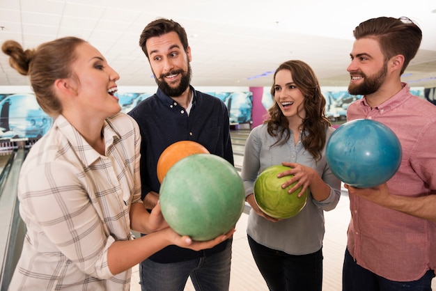 Schließen Sie oben auf junge Freunde, die Bowling genießen