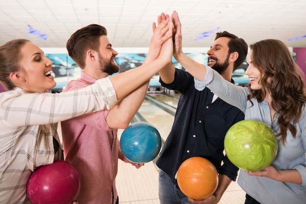 Kostenloses Foto schließen sie oben auf junge freunde, die bowling genießen