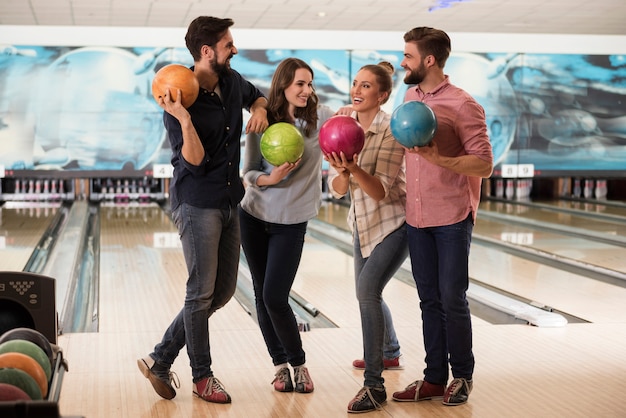 Schließen Sie oben auf junge Freunde, die Bowling genießen