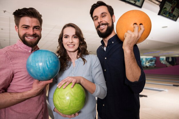 Schließen Sie oben auf junge Freunde, die Bowling genießen