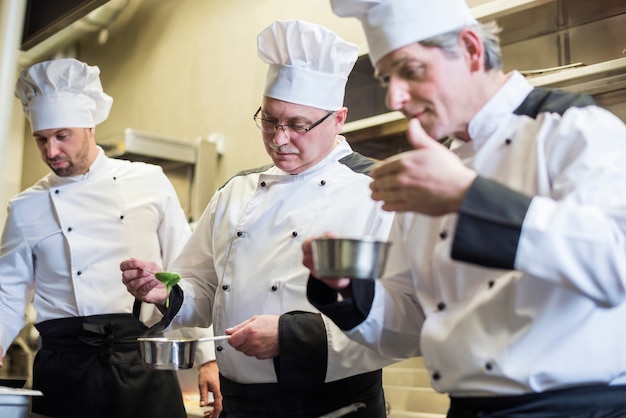 Schließen Sie oben auf Koch, der in der Restaurantküche kocht