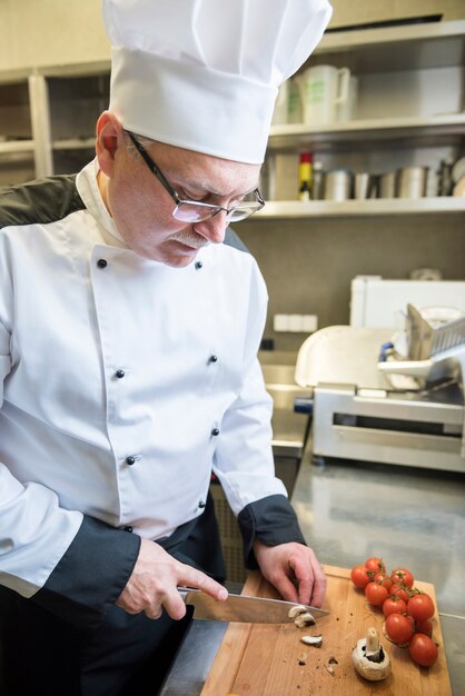 Schließen Sie oben auf Koch, der in der Restaurantküche kocht