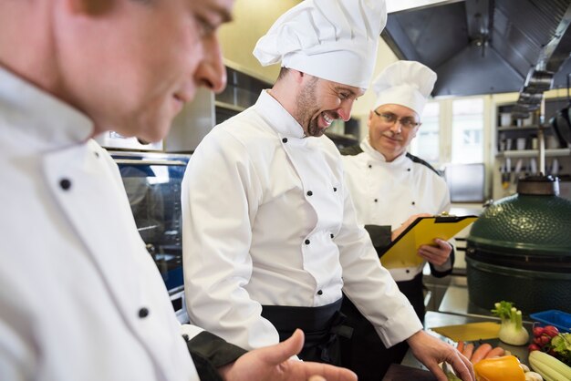 Schließen Sie oben auf Koch, der in der Restaurantküche kocht