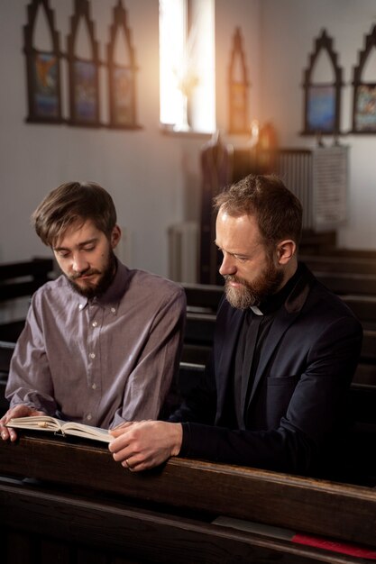 Schließen Sie oben auf Priester, der mit Person spricht