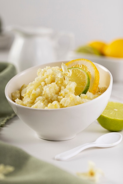 Schließen Sie oben auf Zitronen-Granita-Dessert