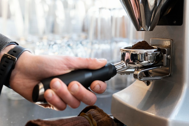 Schließen Sie oben Barista, der Kaffee vorbereitet