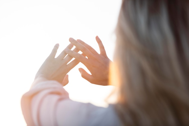 Schließen Sie oben Frau im Freien