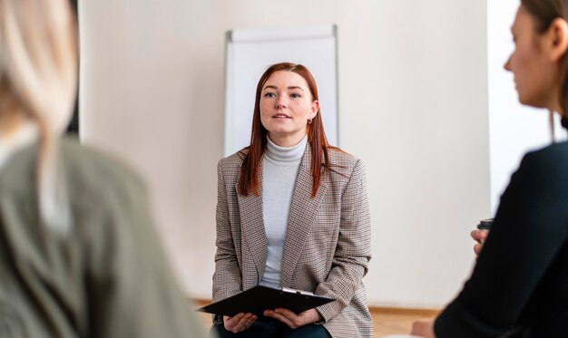 Schließen Sie oben Frauen drinnen