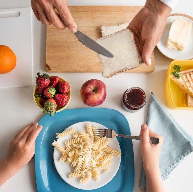 Schließen Sie oben Großeltern, die Essen zubereiten