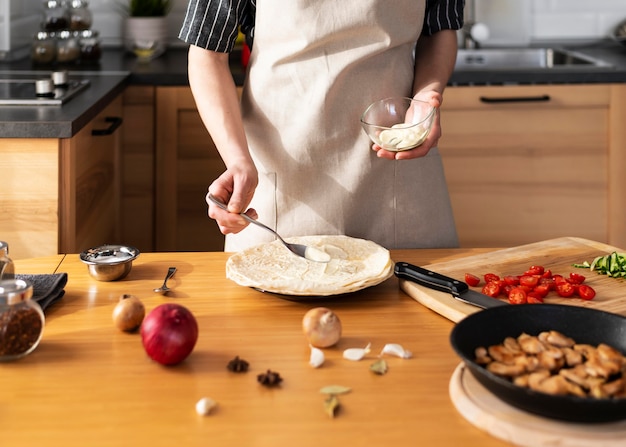 Kostenloses Foto schließen sie oben hände, die essen zu hause vorbereiten