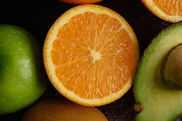 Schließen Sie oben mit Scheibe des frischen orange Apfels, der Kiwi und der Avocado.