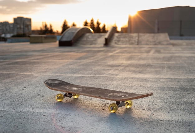 Schließen Sie oben Skateboard auf Eisbahn