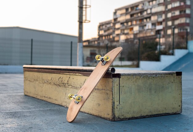 Schließen Sie oben Skateboard auf Eisbahn