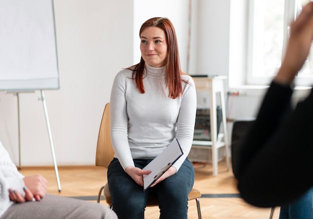 Schließen Sie oben Smiley-Frau in der Therapie