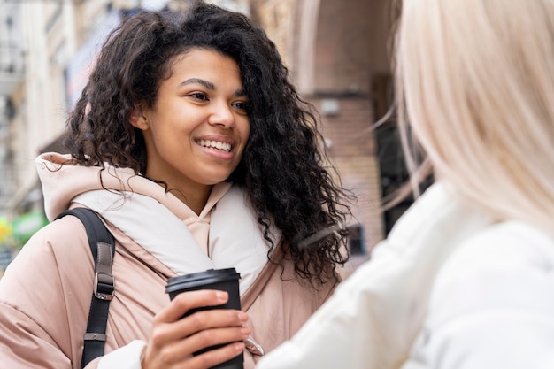 Kostenloses Foto schließen sie oben smiley-frau mit kaffee