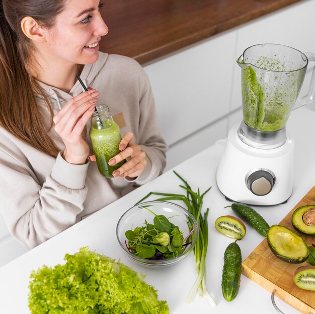 Schließen Sie oben Smiley-Frau mit Smoothie