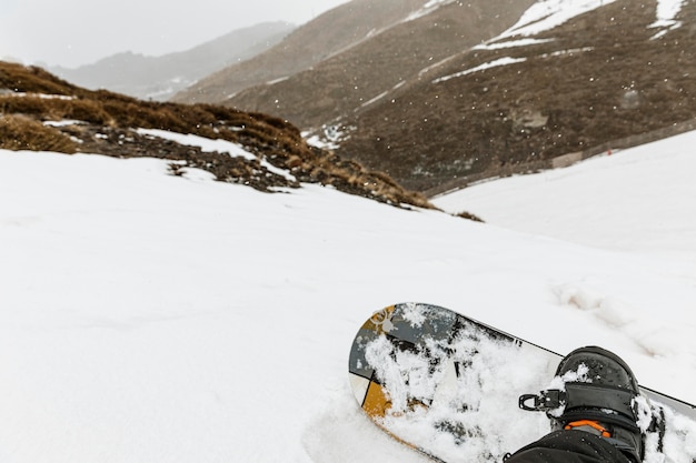 Schließen Sie oben Snowboarder im Freien