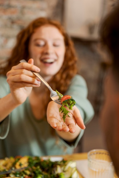 Schließen Sie oben verschwommene Frau mit Essen