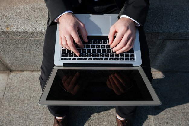 Schließen Sie oben vom leeren Bildschirm des Laptops