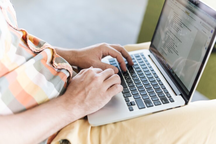 Kostenlose Foto schließen sie oben vom mann, der mit laptop arbeitet