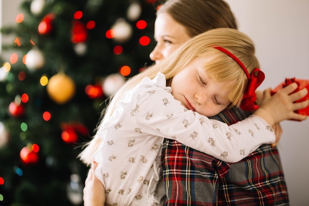 Schließen Sie oben vom Mutter- und Tochterumarmen