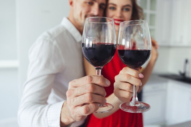 Schließen Sie oben von den Gläsern mit dem Wein, der durch hübsche Paare hält