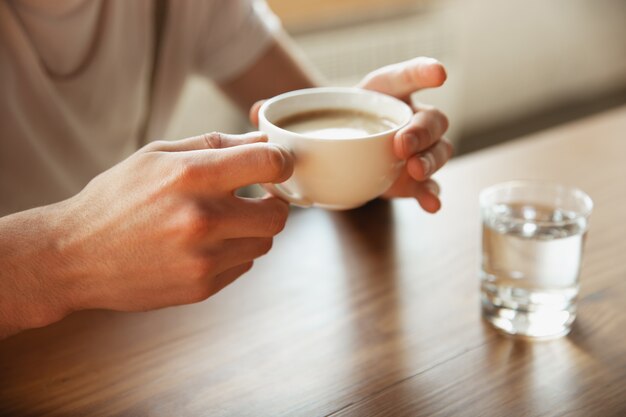 Schließen Sie oben von den männlichen Händen, die Tasse Kaffee, Bildung und Geschäftskonzept halten