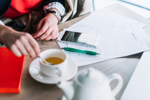 Schließen Sie oben von der Geschäftsfrau in der Kaffeestube