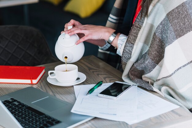 Schließen Sie oben von der Geschäftsfrau in der Kaffeestube