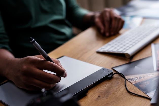 Schließen Sie oben von der Hand der Leute, die an Computer arbeitet