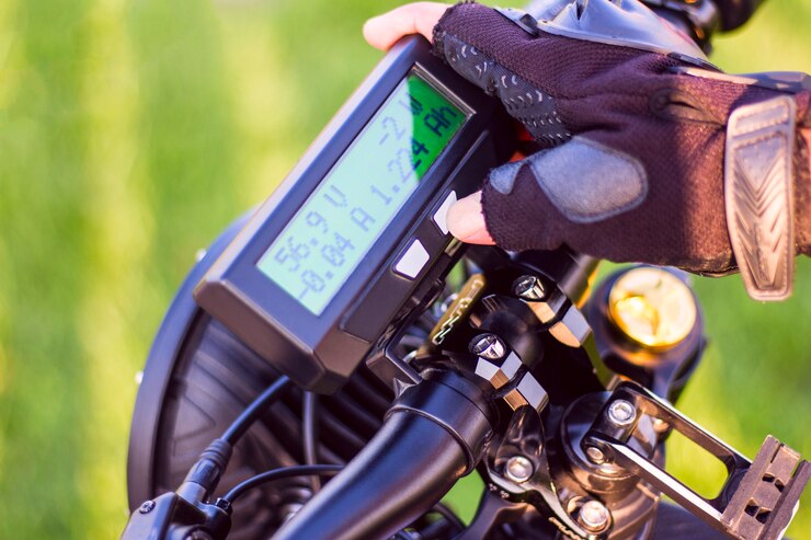 Kostenlose Foto schließen sie oben von der mannhand, die auf modusknopf auf elektrischem fahrrad des monitors klickt