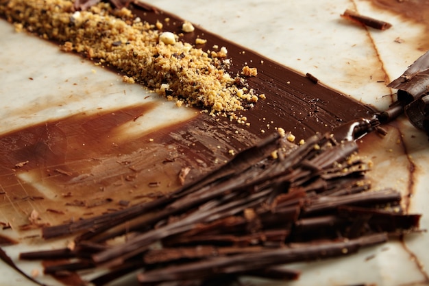 Schließen Sie oben von geschmolzenen hausgemachten Schokoladencrunches mit Nüssen