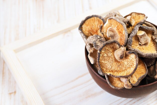 Schließen Sie oben von getrockneten Shiitake-Pilzen auf hölzernem Hintergrund