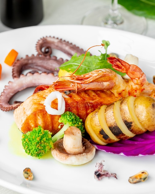 Schließen Sie oben von Meeresfrüchteteller mit gegrillten Lachs-Oktopus-Garnelen und Muscheln