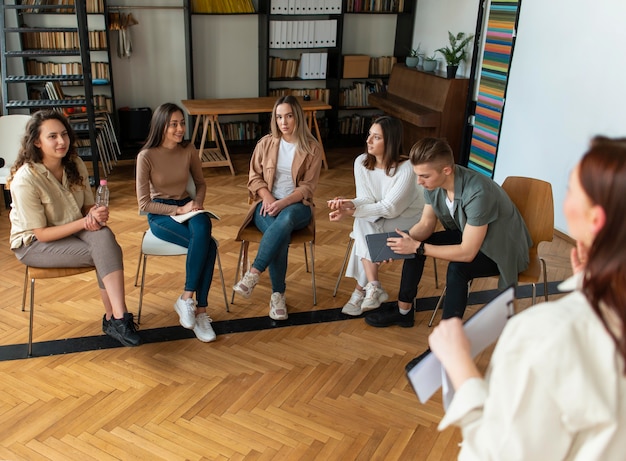 Kostenloses Foto schließen sie personengruppe bei der therapie ab