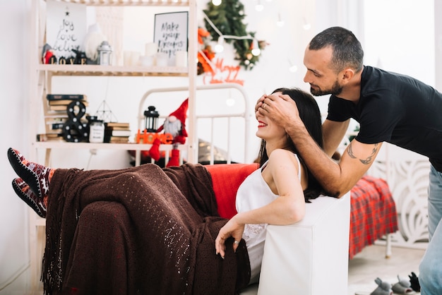 Schließende Augen des Kerls zur Dame