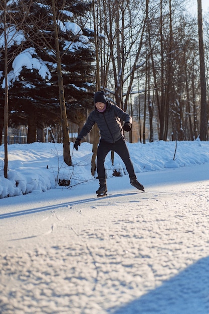 Schlittschuhe, Junger Mann Eislaufen, Wintersport, Schnee, Winterspaß.