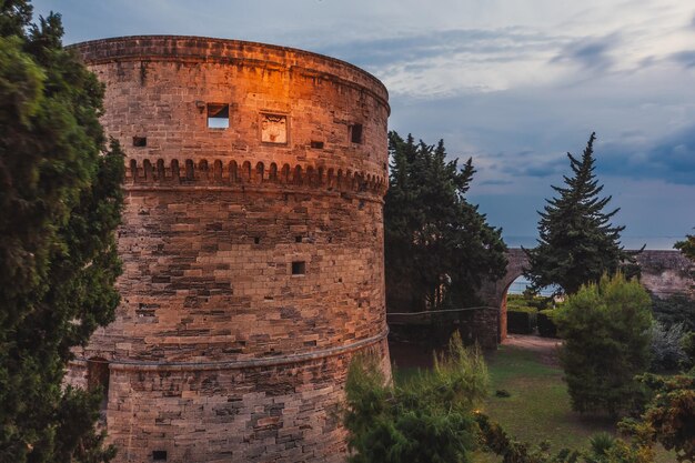 Schloss, Küste von Taranto am Abend. Eine große Stadt in Süditalien mit einem Industriehafen. Wunderschöne Stadt mit atemberaubender Architektur.