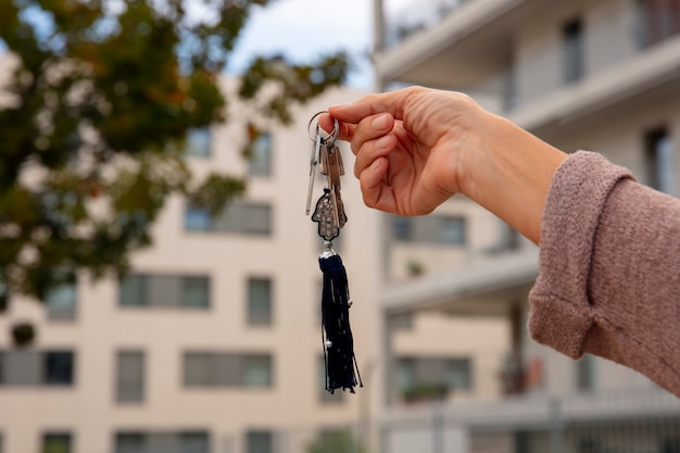 Schlüssel im Freien in der Hand halten