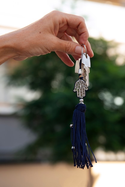 Schlüssel im Freien in der Hand halten