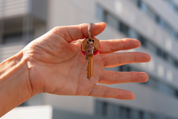 Schlüssel im Freien in der Hand halten