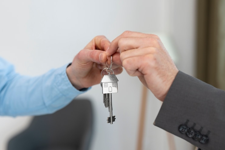 Kostenlose Foto schlüssel werden von immobilienmakler und käufer gehalten