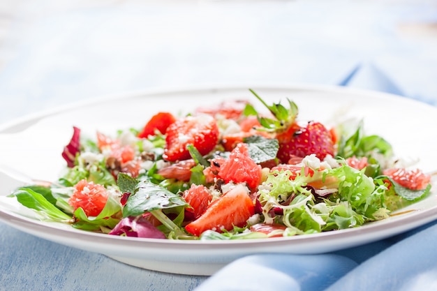 Kostenloses Foto schmackhafte salat mit erdbeeren